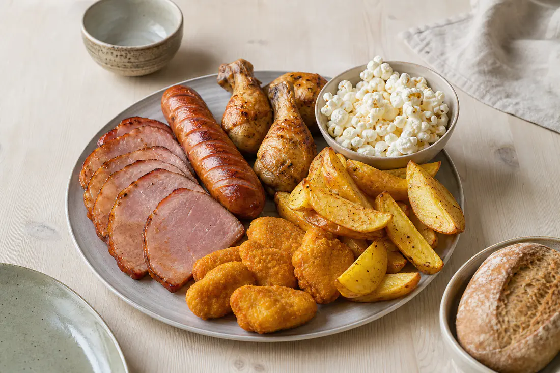 Hamburgerryg, medister, kartoffelbåde, kyllingelår, nuggets, popcorn og brød set oppefra
