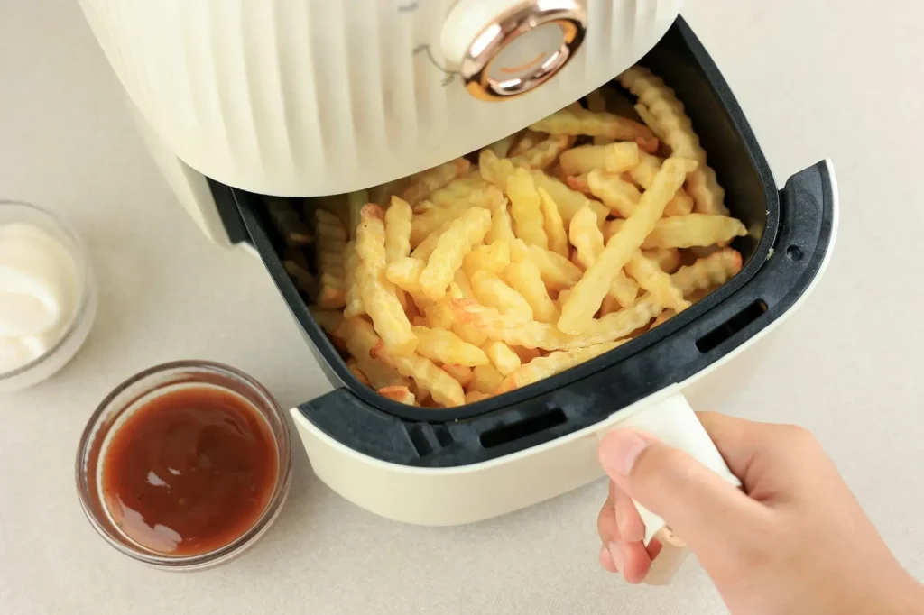 Gyldne og sprøde pommes frites lavet i airfryer