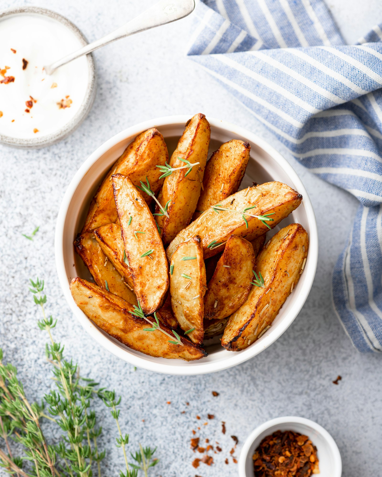 Gyldenbrune og sprøde kartoffelbåde tilberedt i airfryer