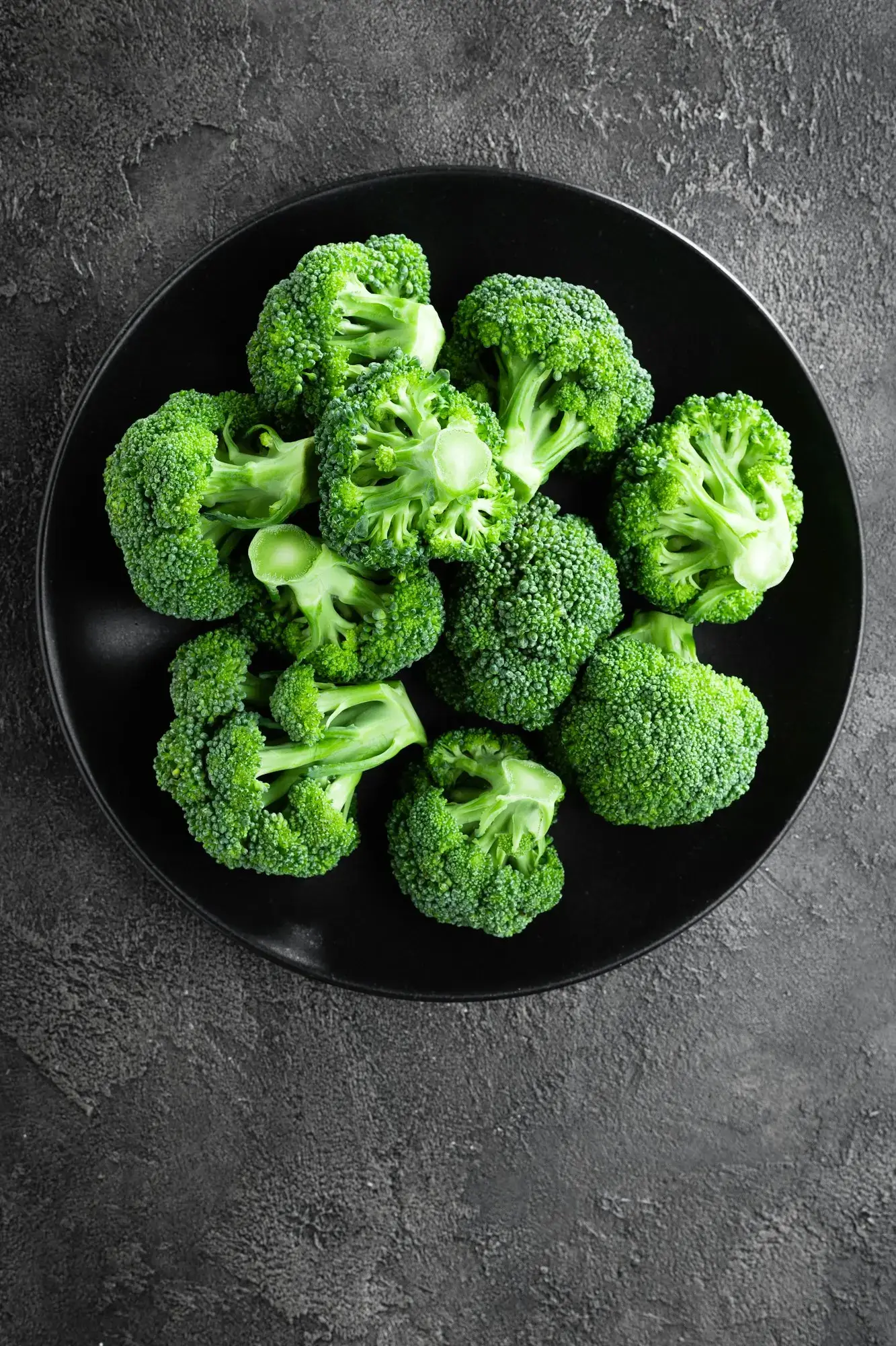 Lækker og sprød broccoli tilberedt i en airfryer.