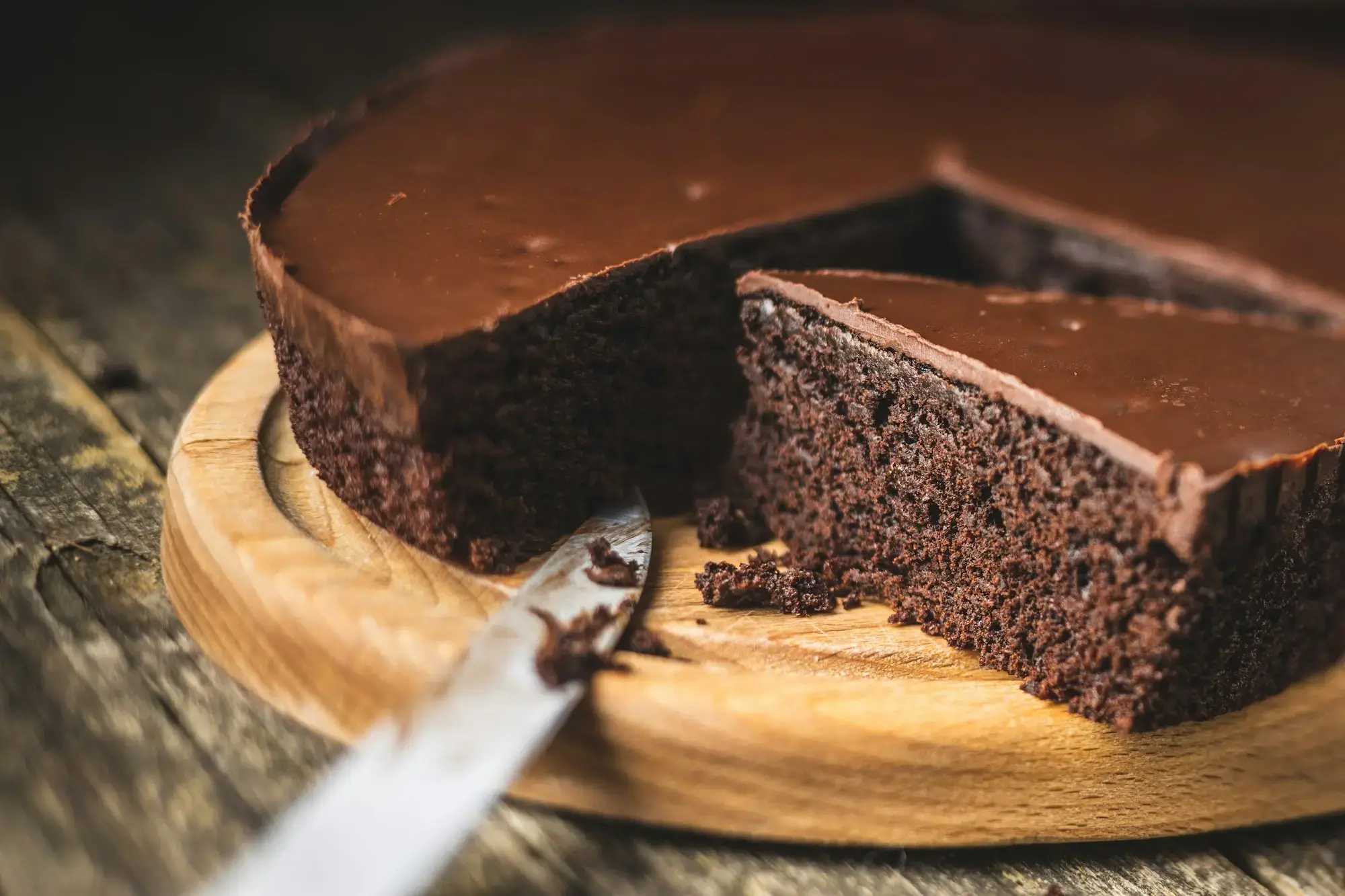 En saftig chokoladekage bagt i airfryer