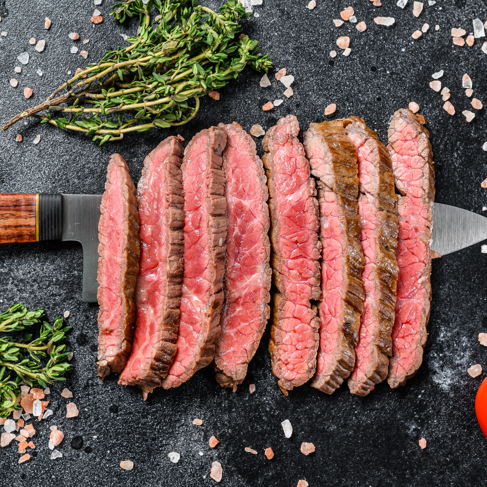 Saftig flanksteak tilberedt i airfryer på et bord.