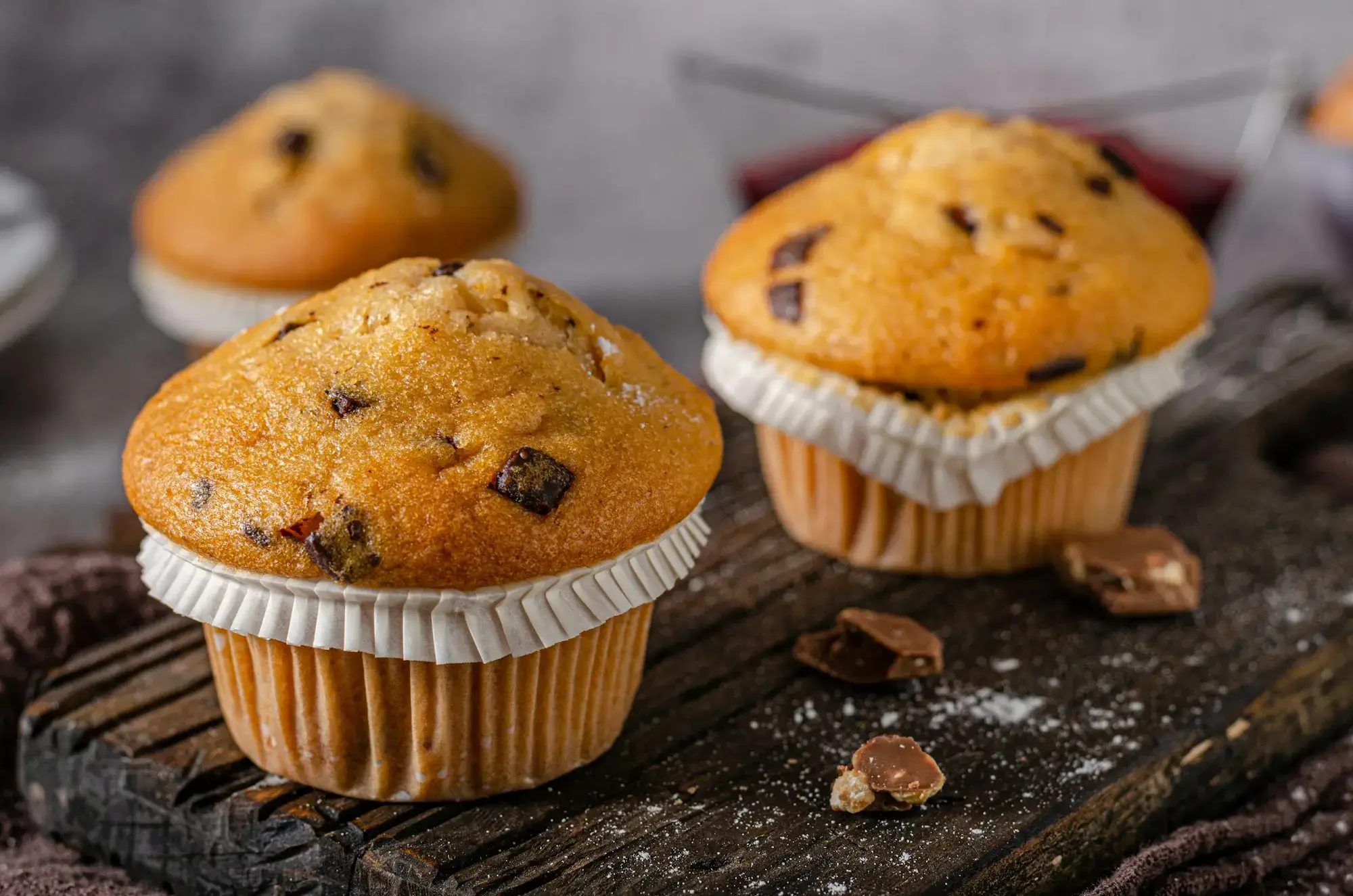 Friskbagte muffins i en airfryer, gyldne og lækre.