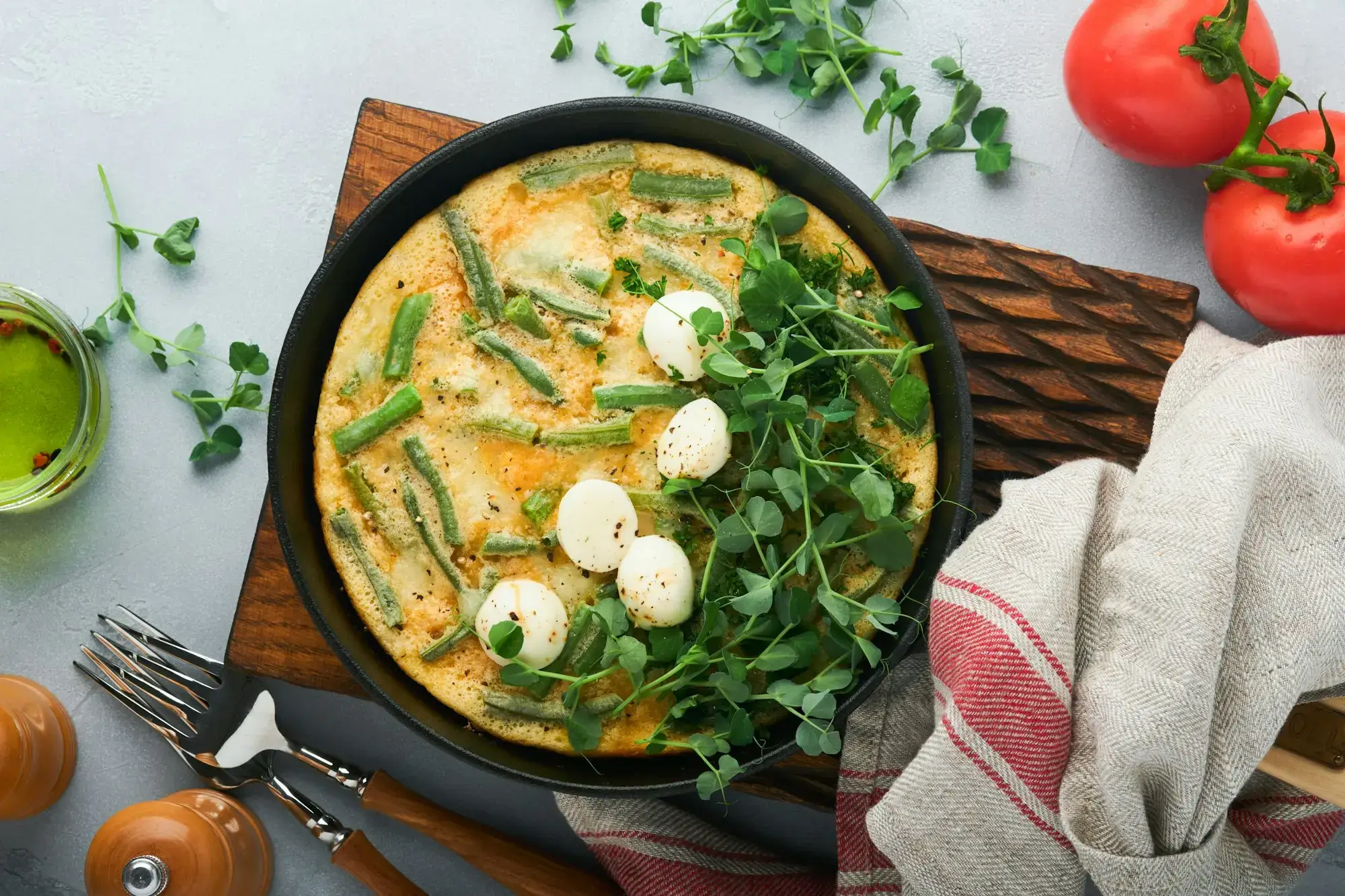 Omelet lavet i airfryer på en tallerken