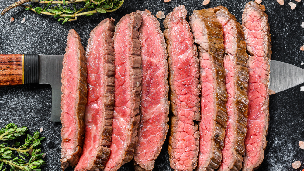 Saftig flanksteak tilberedt i airfryer på et bord.