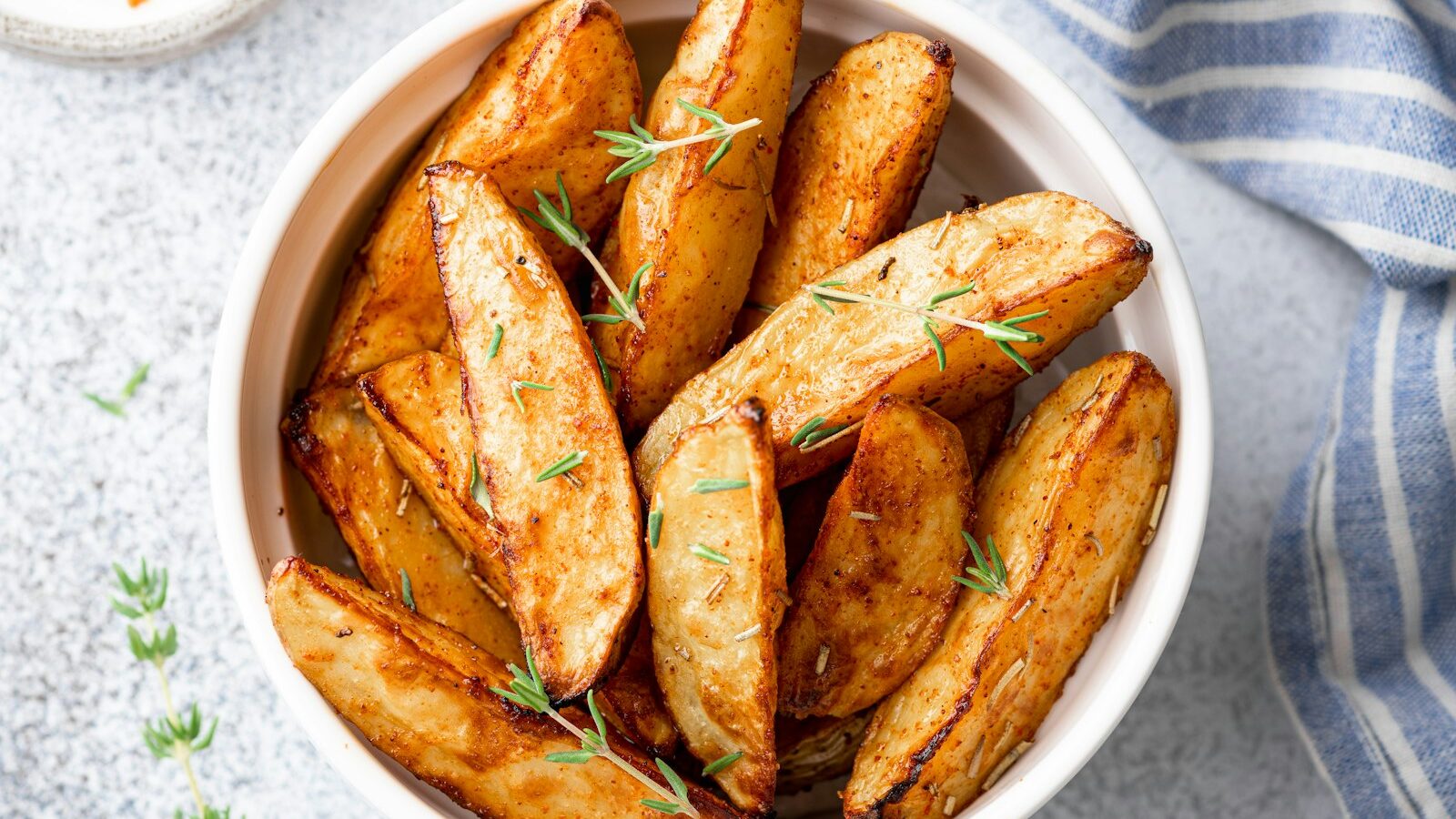 Gyldenbrune og sprøde kartoffelbåde tilberedt i airfryer