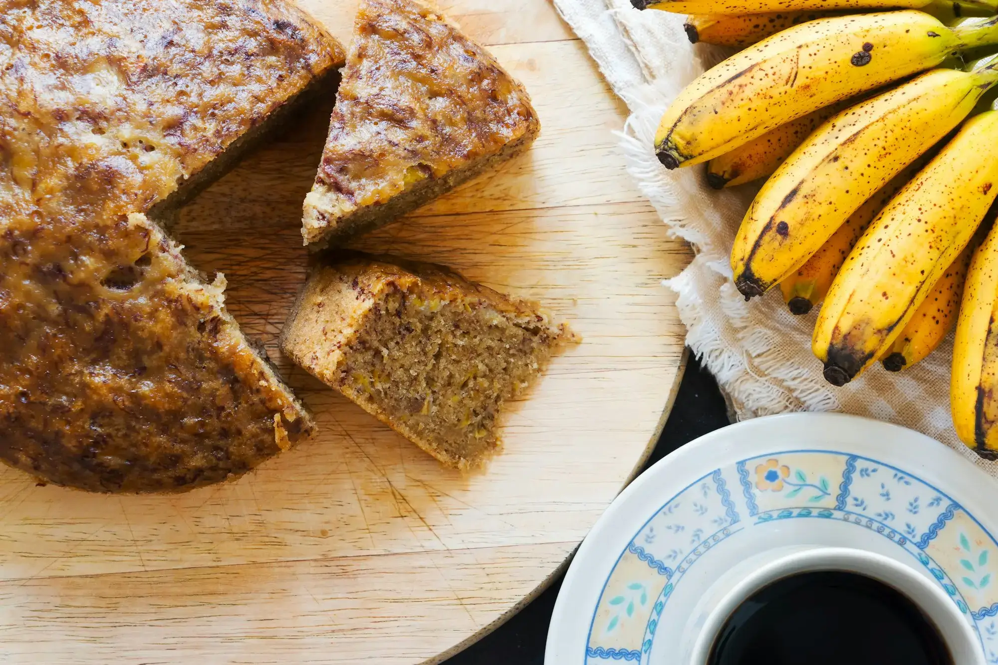 Banankage i airfryer med sprød skorpe og saftig indre