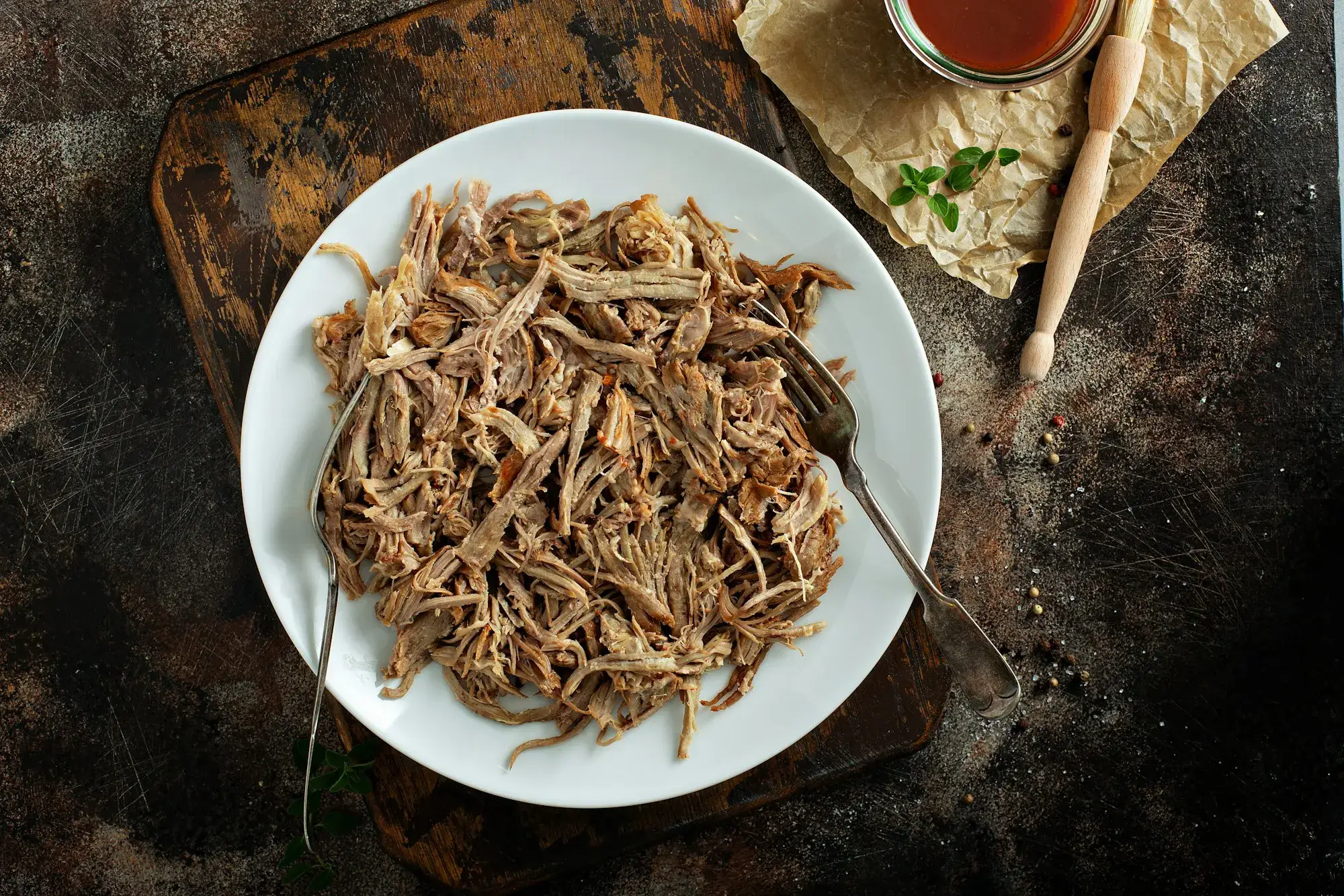 Pulled pork tilberedt i airfryer, serveret med BBQ-sauce.