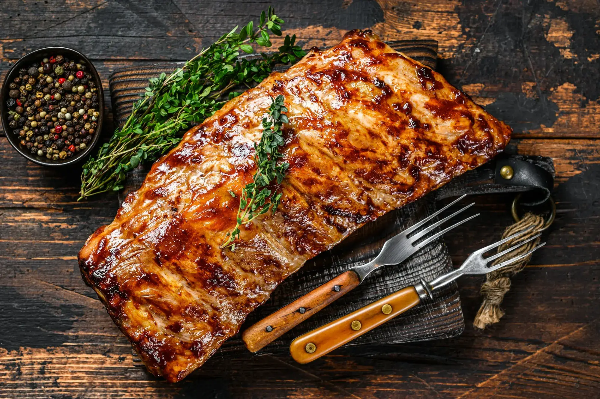 Spareribs i airfryer serveret på en tallerken med barbecuesauce.